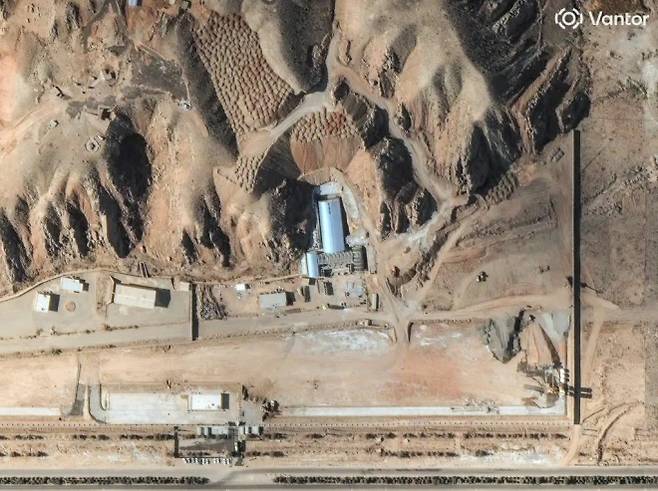 이란 파르친 군사단지의 핵 관련 의심 시설 ‘탈레간2’의 공습 이전 모습. 2025년 11월 촬영된 위성사진으로 이후 시설 상부에 콘크리트와 토사가 추가되며 방호가 강화됐다. 반토르