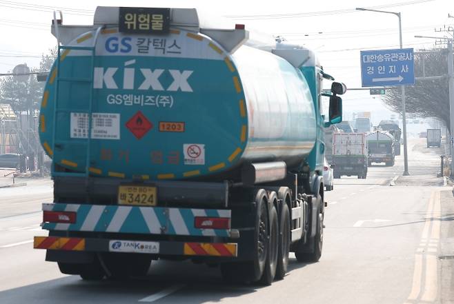 이동하는 유조차 - 정부가 석유 최고가격제를 검토 중인 12일 경기도 고양시 대한송유관공사 경인지사 저유소 입구에서 유조차가 이동하고 있다. 연합뉴스