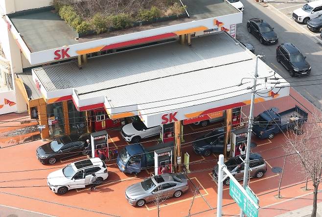 서울 내 최저가 주유소에 몰린 차량들 - 정부가 석유 최고가격제를 검토 중인 12일 서울 노원구 한 주유소에 차량들이 몰려 있다.       12일 한국석유공사 유가정보시스템 오피넷에 따르면 해당 주유소는 오후 2시 기준 보통휘발유 가격이 리터당 1769원으로 서울 최저가를 기록했다. 연합뉴스