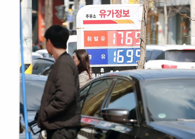 ‘휘발유 리터당 1769원’ - 정부가 석유 최고가격제를 검토 중인 12일 서울 노원구 한 주유소에 가격 안내판이 놓여 있다. 12일 한국석유공사 유가정보시스템 오피넷에 따르면 해당 주유소는 오후 2시 기준 보통휘발유 가격이 리터당 1769원으로 서울 최저가를 기록했다.  연합뉴스