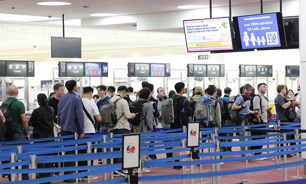 지난해 6월 1일 일본 도쿄 하네다공항에서 외국인들이 입국 심사를 위해 길게 줄을 서고 있다.  연합뉴스