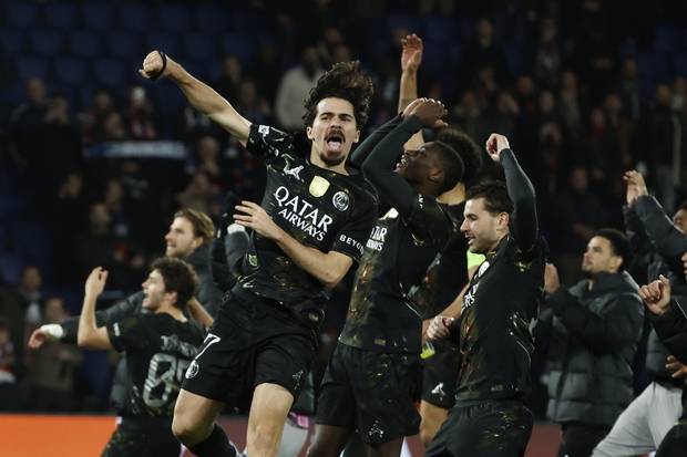 파리 생제르맹 선수들이 12일(한국 시간) 프랑스 파리의 파르크 데 프랭스에서 열린 2025~2026 유럽 챔피언스리그 16강 1차전 홈 경기에서 첼시를 격파한 뒤 환호하고 있다. EPA연합뉴스