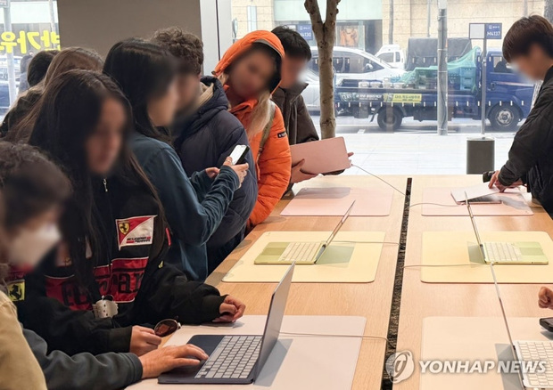 11일 서울 중구 애플 명동 매장에서 고객들이 애플 신제품인 ‘맥북 네오’를 체험하고 있다.