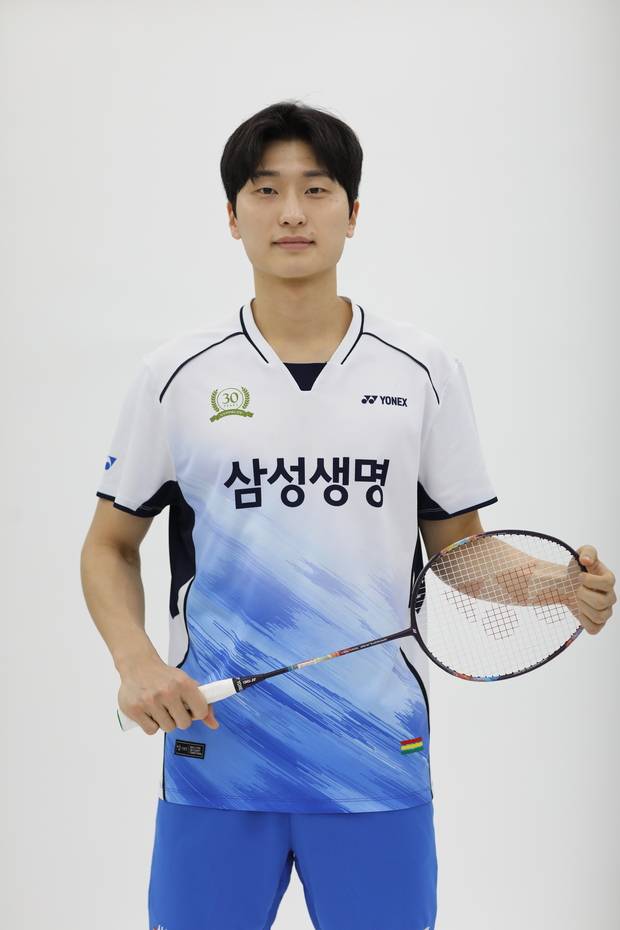 라켓을 잡고 포즈를 취한 김원호. 사진 제공=삼성생명 배드민턴단