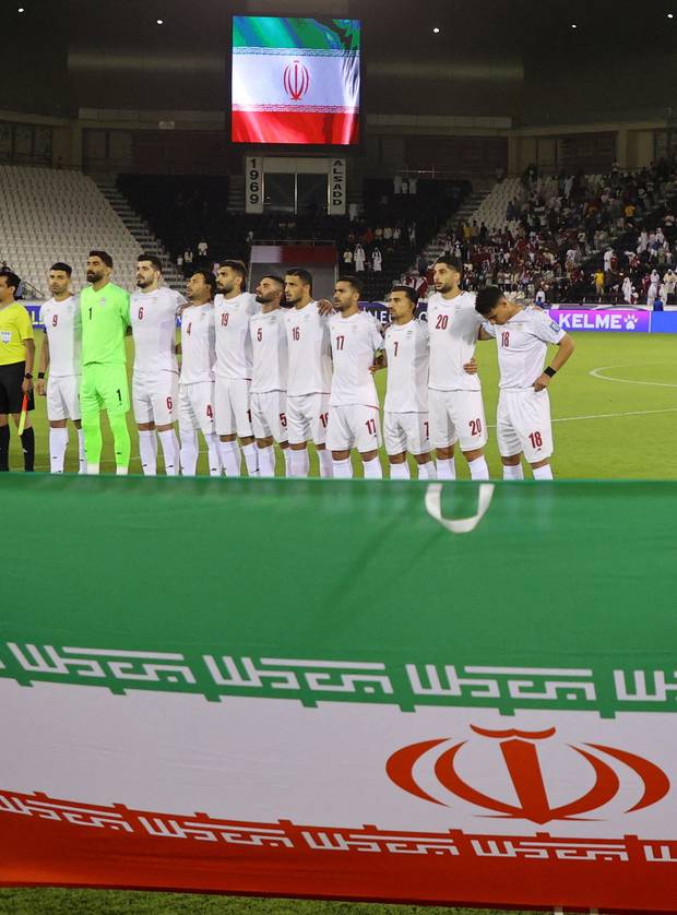 이란 축구대표팀이 2025년 6월 5일 카타르 도하의 자심 빈 하마드 스타디움에서 열린 2026 FIFA 북중미 월드컵 아시아계선 카타르와의 경기 시작 전 국가 연주를 듣고 있다. 로이터연합뉴스