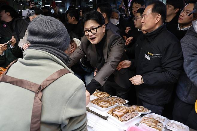 한동훈 전 국민의힘 대표가 3월7일 부산 북구 구포시장의 한 족발집을 찾아 상인과 인사하고 있다. ⓒ연합뉴스