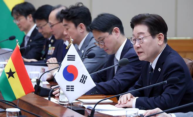 이재명 대통령이 3월11일 청와대에서 열린 존 드라마니 마하마 가나 대통령과의 정상회담에서 발언하고 있다. ⓒ연합뉴스