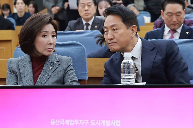 나경원 국민의힘 의원(왼쪽)이 3월6일 국회 의원회관에서 권영세 국민의힘 의원과 서울시가 연 용산국제업무지구 관련 정책 토론회에 참석해 오세훈 서울시장과 대화하고 있다. ⓒ연합뉴스