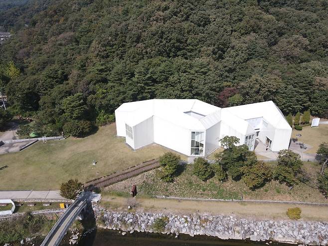 호랑이가 쉬는 모습을 형상화한 양주시립장욱진미술관