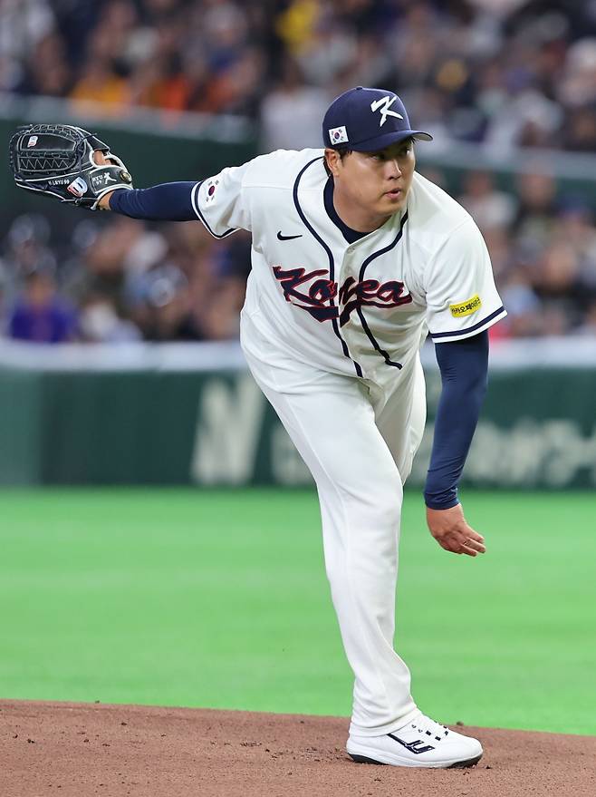 야구 대표팀 류현진이 8일 일본 도쿄돔서 열린 제6회 월드베이스볼클래식(WBC) 본선 1라운드 C조 3차전 대만과 경기에 선발투수로 등판해 힘차게 공을 던지고 있다. 뉴시스