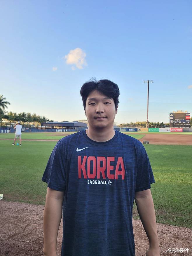 야구 대표팀 문보경이 12일(한국시간) 미국 플로리다주 마이애미 FIU베이스볼스타디움서 현지 적응 훈련을 마친 뒤 취재진과 인터뷰를 진행했다. 문보경은 최근 대만 일부 야구 팬들이 자신의 SNS를 방문해 악성 글을 쓴 것에 대해 “그럴 수 있다. 나는 칭찬으로 받아들이겠다”라며 대인배의 면모를 보였다. 마이애미｜장은상 기자 awar@donga.com