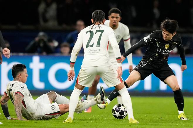 PSG 이강인이 12일 유럽챔피언스리그 16강 1차전에서 첼시 엔소 페르난데스와 볼 경합을 하고 있다. AP연합뉴스