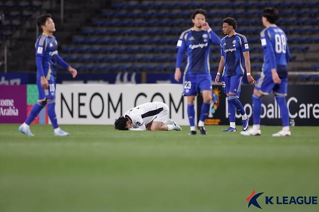 강원 이기혁(가운데)이 지난 10일 일본 도쿄의 마치다 기온 스타디움에서 열린 2025~2026 아시아챔피언스리그 엘리트(ACLE) 16강 2차전에서 마치다 젤비아에게 0-1로 패배한 뒤 아쉬워하고 있다. 프로축구연맹 제공