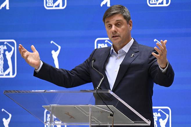 미국프로골프(PGA) 투어 브라이언 롤랩 CEO가 플레이어스 챔피언십 개막을 앞두고 12일 대회가 열리는 미국 플로리다주 폰테베드라비치의 TPC 소그래스에서 기자회견을 하고 있다. 게티이미지코리아