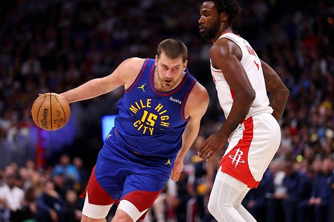 니콜라 요키치가 12일 미국 콜로라도주 덴버의 볼 아레나에서 열린 휴스턴 로키츠와 2025~2026 미국프로농구 정규리그 홈경기에서 돌파를 시도하고 있다.  덴버 | AFP연합뉴스