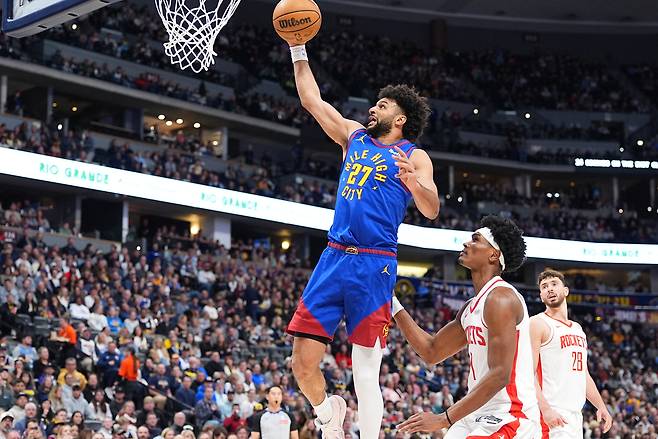 저말 머리가 12일 미국 콜로라도주 덴버의 볼 아레나에서 열린 휴스턴 로키츠와 2025~2026 미국프로농구 정규리그 홈경기에서 슛하고 있다.  덴버 | AP연합뉴스