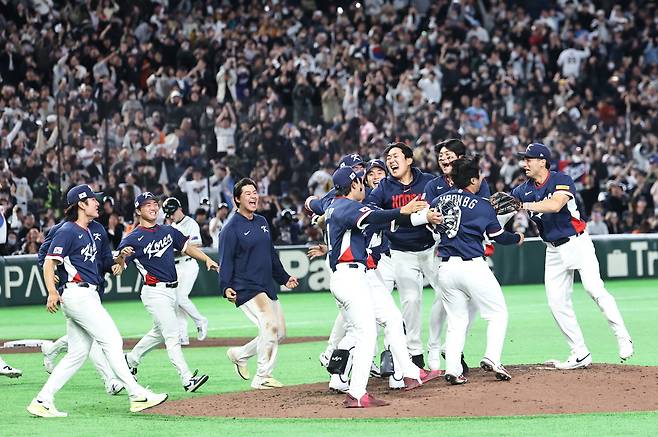 한국 야구대표팀 선수들이 9일 일본 도쿄돔에서 열린 2026 WBC 조별리그 최종전에서 호주를 꺾고 8강 진출을 확정한 뒤 마운드 위에서 기뻐하고 있다. 연합뉴스