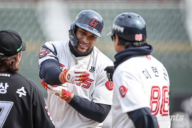 롯데 빅터 레이예스가 12일 부산 사직구장에서 열린 KT와이 시범경기에서 안타를 친 후 웃고 있다. 롯데 자이언츠 제공