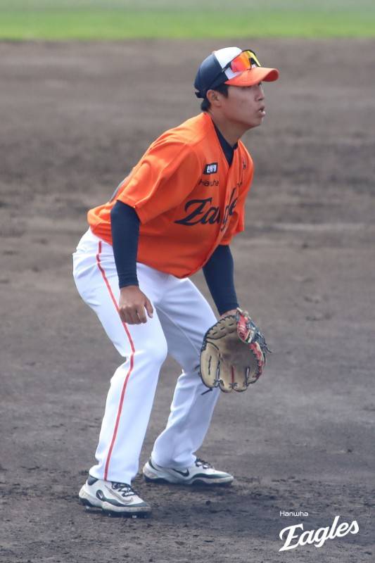 ▲ 한화 대졸 신인 내야수 최유빈은 내야 여러 포지션을 안정감 있게 지켜줄 수 있는 선수로 기대를 모은다. 신인이지만 수비 실력은 이미 1군감이라는 평가가 나오는 가운데, 김경문 감독 또한 최유빈에게 기회를 열어줄 생각이다.