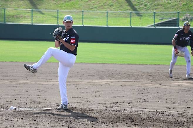 ▲ 건장한 체격 조건에서 나오는 좋은 구위로 코칭스태프의 호평을 받은 박지훈 ⓒKT위즈