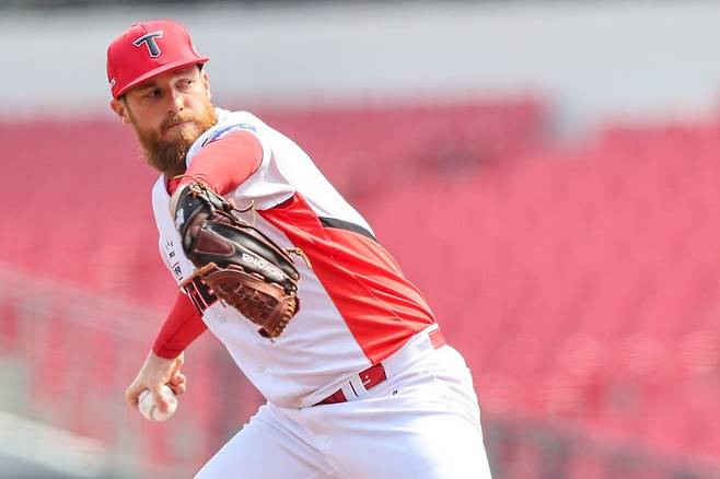 ▲ KIA 선발 아담 올러는 이날 최고 시속 152㎞의 강력한 패스트볼은 물론 주무기인 슬러브의 커맨드가 완벽하게 이뤄지며 3이닝 동안 40구 5탈삼진 퍼펙트 피칭으로 완벽한 출발을 알렸다.ⓒKIA타이거즈