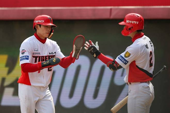 ▲ 타선에서는 김호령이 2루타 하나를 포함해 2안타 1볼넷으로 좋은 활약을 했고, 카스트로는 1안타 2타점으로 해결사 몫을 했다.&nbsp;ⓒKIA타이거즈