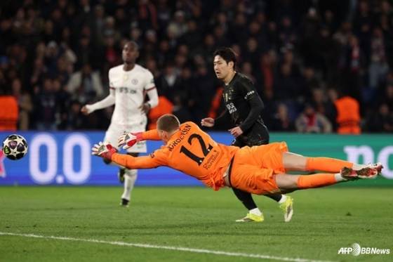 이강인이 12일 오전 5시(한국시간) 프랑스 파리의 파르크 데 프린스에서 열린 2025~2026시즌 유럽축구연맹(UEFA) 챔피언스리그(UCL) 16강 1차전에서 첼시의 골망을 흔들고 있다. /AFPBBNews=뉴스1