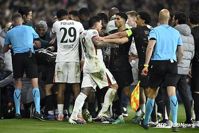 엔소 페르난데스(왼쪽)와 아슈라프 하키미가  12일(한국시간) 프랑스 파리의 파르크 데 프랭스에서 열린 PSG 대 첼시의 2025~2026 유럽축구연맹(UEFA) 챔피언스리그(UCL) 16강 1차전에서 경기 도중 신경전을 펼치고 있다. /AFPBBNews=뉴스1