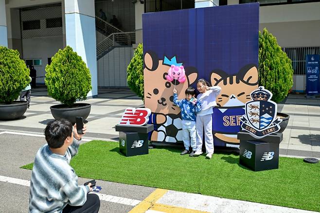 기념 사진을 찍은 서울 이랜드 팬들의 모습. /사진=서울 이랜드 제공