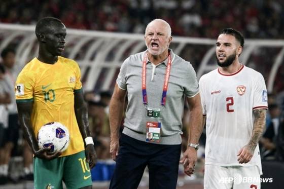 그레이엄 아놀드(가운데) 이라크 축구대표팀 감독. /AFPBBNews=뉴스1