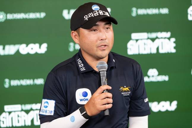 이태훈이 12일 LIV 골프 싱가포르 1라운드를 마친 뒤 인터뷰를 하고 있다. /사진=LIV 골프 제공