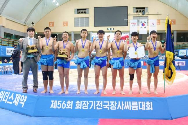 충남 태안중학교가 12일 경상북도 문경시 문경실내체육관에서 열린 '제56회 회장기전국장사씨름대회' 중학교부 단체전에서 우승을 차지한 뒤 기념촬영을 하고 있다. /사진=대한씨름협회 제공