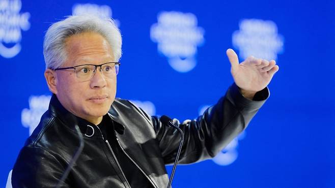 전문가들은 머지않아 AI가 인간의 지능을 넘어설 거란 전망을 내놓고 있다. 사진은 젠슨 황 엔비디아 CEO.[사진｜연합뉴스]