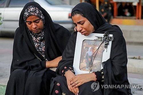 이란 초등학교 공습 사망자 장례식의 희생자 부모 [로이터=연합뉴스 자료사진. 재판매 및 DB 금지]