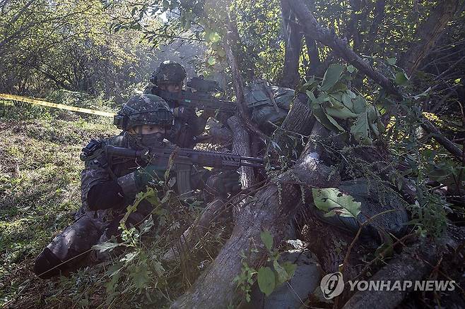 육군, 제3회 국제 과학화전투 경연대회 (서울=연합뉴스) 육군이 지난 22일부터 26일까지 강원 인제군 육군 과학화전투훈련단에서 제3회 국제 과학화전투 경연대회를 실시했다고 27일 밝혔다. 사진은 산악지역 교장에서 상대팀을 피해 은엄폐하고 있는 한국군 장병들의 모습. 2025.9.27 [육군 제공. 재판매 및 DB 금지] photo@yna.co.kr
