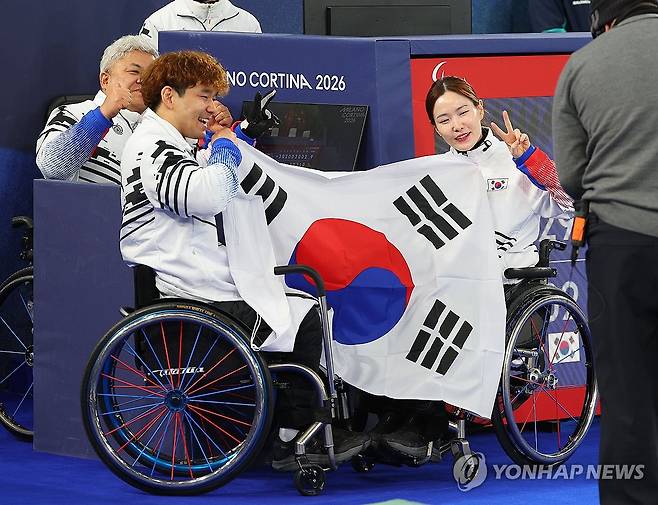 '자랑스러운 우리의 국가대표' (코르티나담페초=연합뉴스) 한종찬 기자 = 11일(현지시간) 이탈리아 코르티나 컬링 올림픽 스타디움에서 열린 2026 밀라노·코르티나담페초 동계 패럴림픽 휠체어컬링 믹스더블 결승 대한민국과 중국의 경기. 은메달을 차지한 이용석과 백혜진이 카메라를 바라 보며 인사하고 있다. 2026.3.12 saba@yna.co.kr