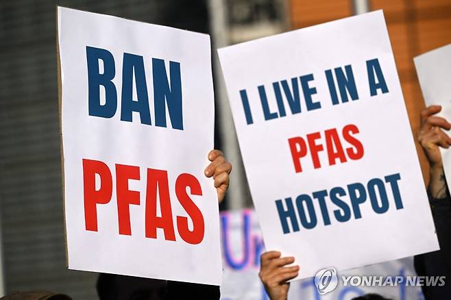 과불화화합물(PFAS) 규제 촉구 시위 지난 5일(현지시간) 벨기에 브뤼셀에 있는 유럽연합(EU) 집행위원회 본부 앞에서 과불화화합물(PFAS) 규제 촉구 시위하는 환경운동가들의 모습 [AFP=연합뉴스 자료사진]