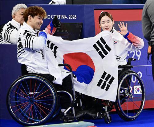 은메달 수확한 이용석과 백혜진(좌측부터) [대한장애인체육회 제공. 재판매 및 DB 금지]