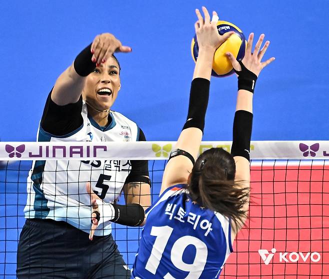 공격하는 GS칼텍스 실바(왼쪽)와 블로킹하는 IBK기업은행의 빅토리아 [한국배구연맹 제공. 재판매 및 DB 금지]