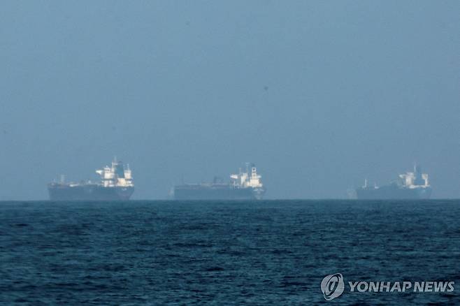 이란 호르무즈 해협에 떠 있는 선박들 [로이터=연합뉴스. 재판매 및 DB 금지]
