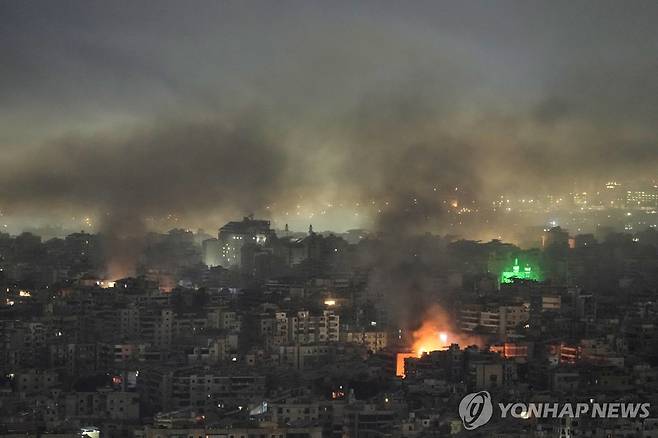 레바논 베이루트 남부 외곽 다이예 지역에서 이스라엘의 공습 후 연기가 치솟는 모습 [AP=연합뉴스. 재판매 및 DB 금지]