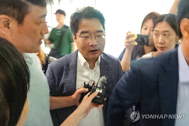 법원 나서는 윤석준 대구 동구청장 (대구=연합뉴스) 김선형 기자 = 정치자금법 위반 혐의로 1심에서 벌금 200만원을 선고받은 윤석준 대구 동구청장이 7일 오후 대구지법에서 나서고 있다. 2025.8.7 sunhyung@yna.co.kr