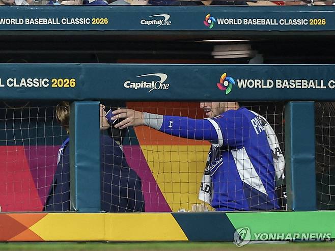 홈런을 때린 안토나치에게 에스프레소를 들이붓는 주장 파스콴티노 [Imagn Images=연합뉴스]