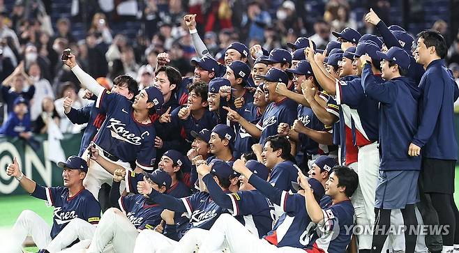 '가자! 마이애미로!' (도쿄=연합뉴스) 김인철 기자 = 9일 일본 도쿄돔에서 열린 2026 월드베이스볼클래식(WBC) C조 조별리그 최종전 대한민국과 호주의 경기.
호주를 꺾고 8강 진출을 확정한 한국 대표팀이 기뻐하며 기념 촬영을 하고 있다. 2026.3.9 yatoya@yna.co.kr