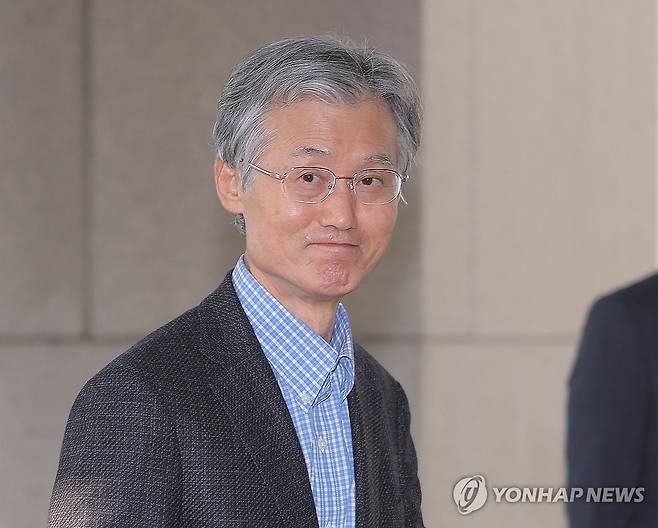 '사법개혁 3법 공포' 출근하는 조희대 대법원장 (서울=연합뉴스) 류영석 기자 = 법왜곡죄와 재판소원제 도입, 대법관 증원을 뼈대로 하는 이른바 '사법개혁 3법'이 공포된 12일 조희대 대법원장이 서울 서초구 대법원으로 출근하고 있다. 2026.3.12 ondol@yna.co.kr