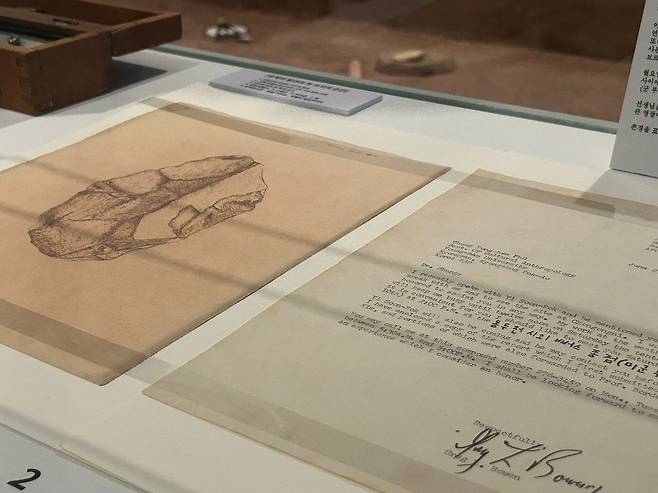 그레그 보웬의 주먹도끼 그림(왼쪽)과 편지      (연천=연합뉴스) 김예나 기자 = 12일 경기 연천군 전곡선사박물관 상설전시실에 전곡리 일대에서 주먹도끼를 발견한 주한 미군 병사인 그레그 보웬가 그린 유물 도면과 편지가 전시돼 있다. 2026.3.12
    yes@yna.co.kr