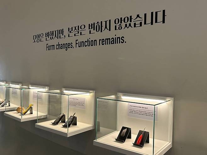 석기 유물 어떻게 썼을까?     (연천=연합뉴스) 김예나 기자 = 12일 경기 연천군 전곡선사박물관에 과거 석기 유물과 오늘날 물건을 비교해 설명하고 있다. 2026.3.12
    yes@yna.co.kr