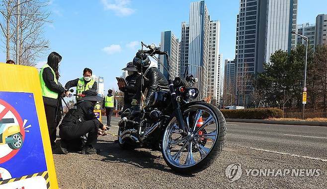 청라하늘대교 통행 이륜차 소음 특별단속 (인천=연합뉴스) 임순석 기자 = 12일 인천 중구 청라하늘대교 인근 하늘대로에서 인천중부경찰서, 중구청, 한국교통안전공단 관계자들이 이륜차 소음 합동단속을 하고 있다. 
   지난 1월 초 개통한 청라하늘대교(제3연륙교)는 영종국제도시와 내륙을 잇는 해상교량으로 이륜차(오토바이) 통행이 허용되면서 영종도 주민들의 이륜차 소음 민원이 이어지고 있다. 2026.3.12 soonseok02@yna.co.kr