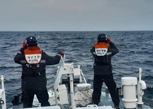 수색 중인 강릉해양경찰 [강릉해양경찰서 제공. 재판매 및 DB 금지]