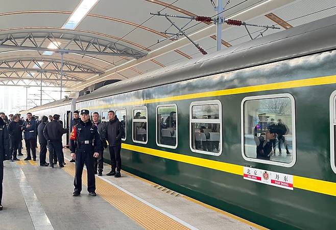 12일 북한 평양으로 향하는 북중 여객열차 [촬영 김현정 특파원]